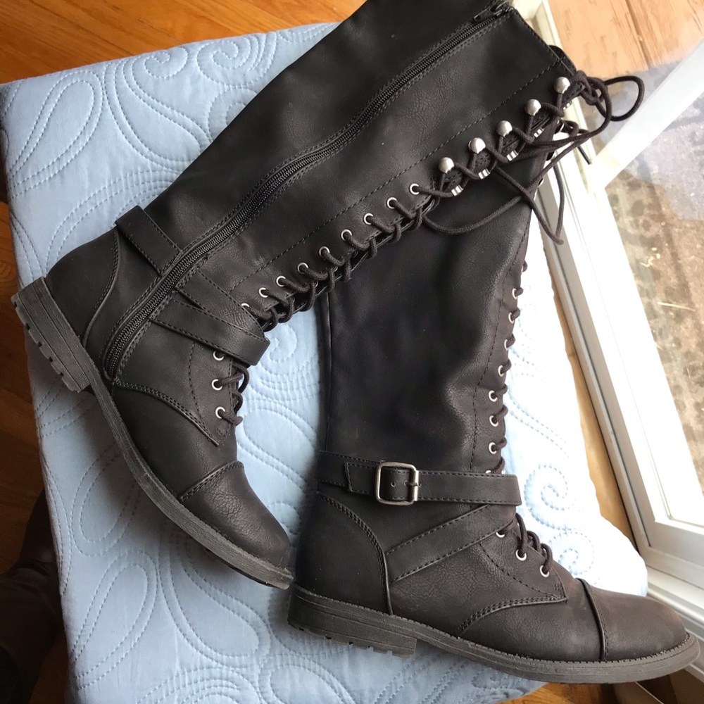 Combat style boots